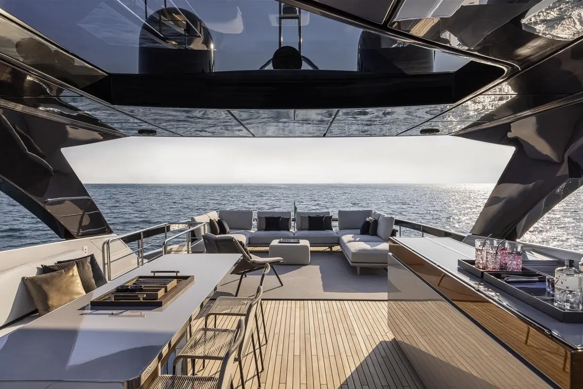 Riva 90, extérieur — Saint Tropez Yacht Rental, Saint-Tropez. Riva 90 — 28.5m