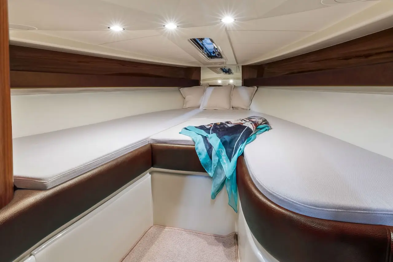 Riva Aquariva, pont principal — Saint Tropez Yacht Rental, Saint-Tropez. Riva Aquariva — 10m