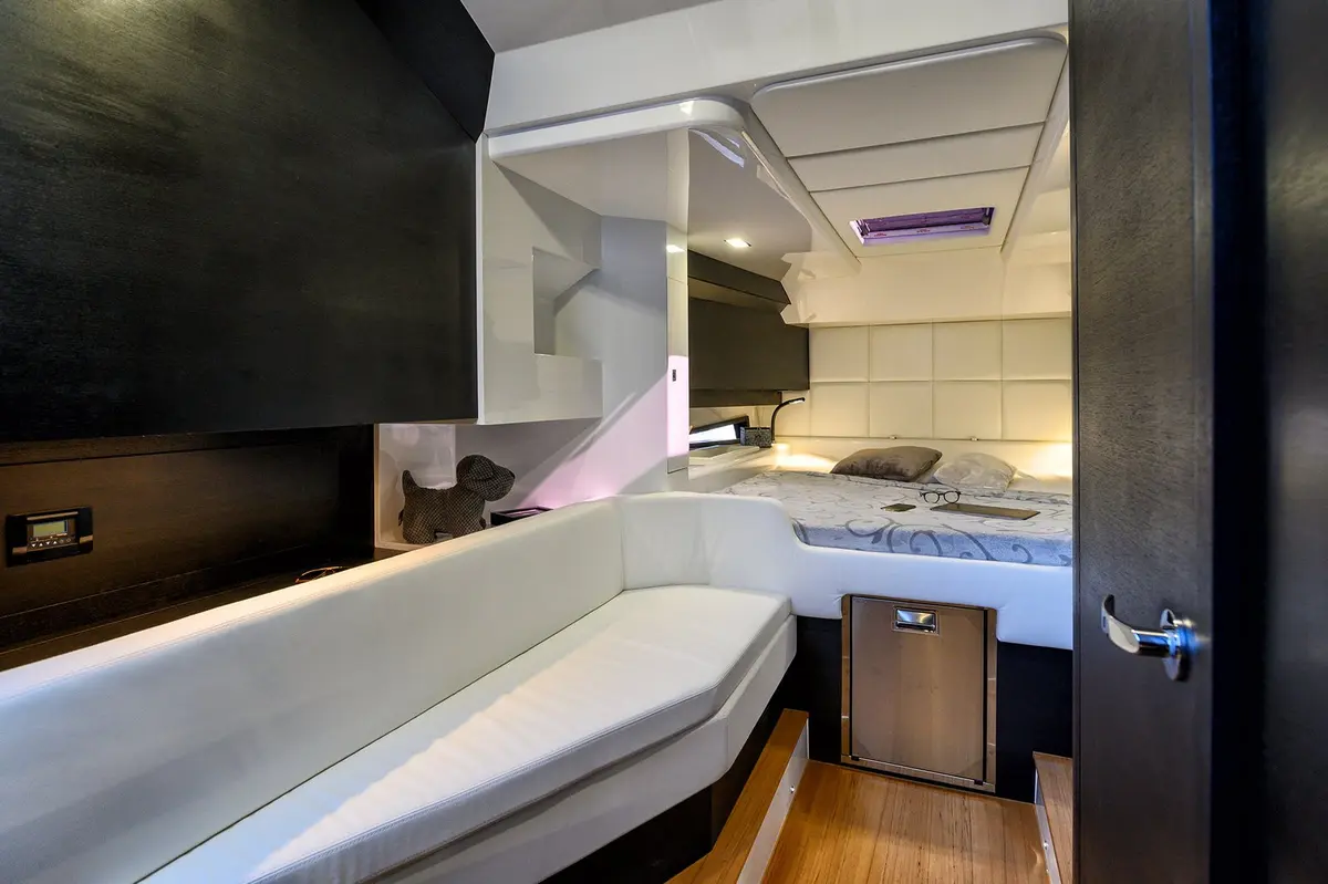 Sacs 47, flybridge — Saint Tropez Yacht Rental, Saint-Tropez. Sacs 47 — 14m