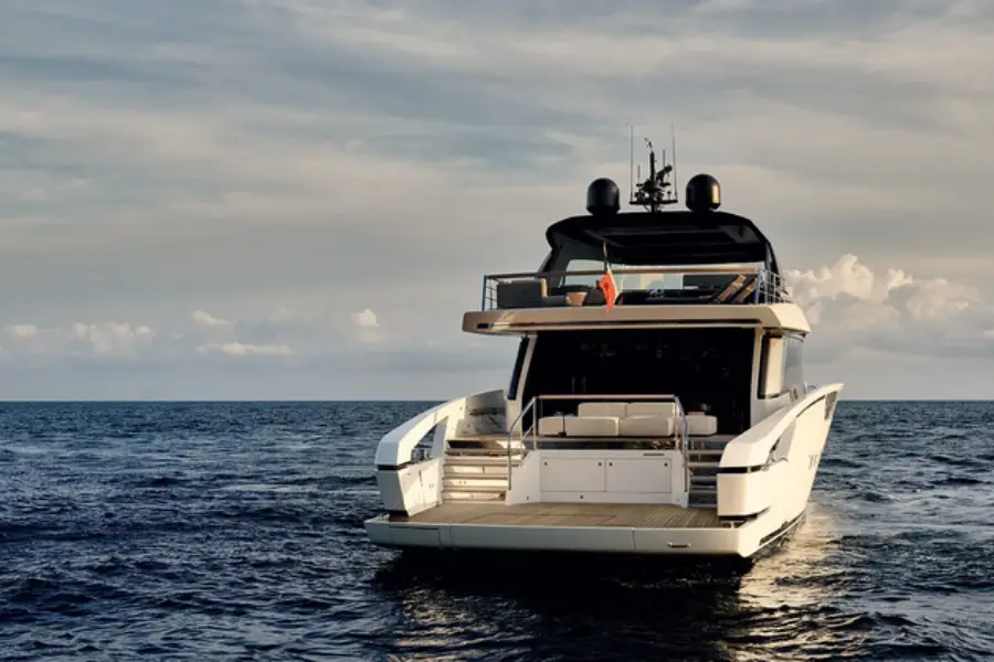 Sanlorenzo 112, pont principal — Saint Tropez Yacht Rental, Saint-Tropez. Sanlorenzo 112 — 34m
