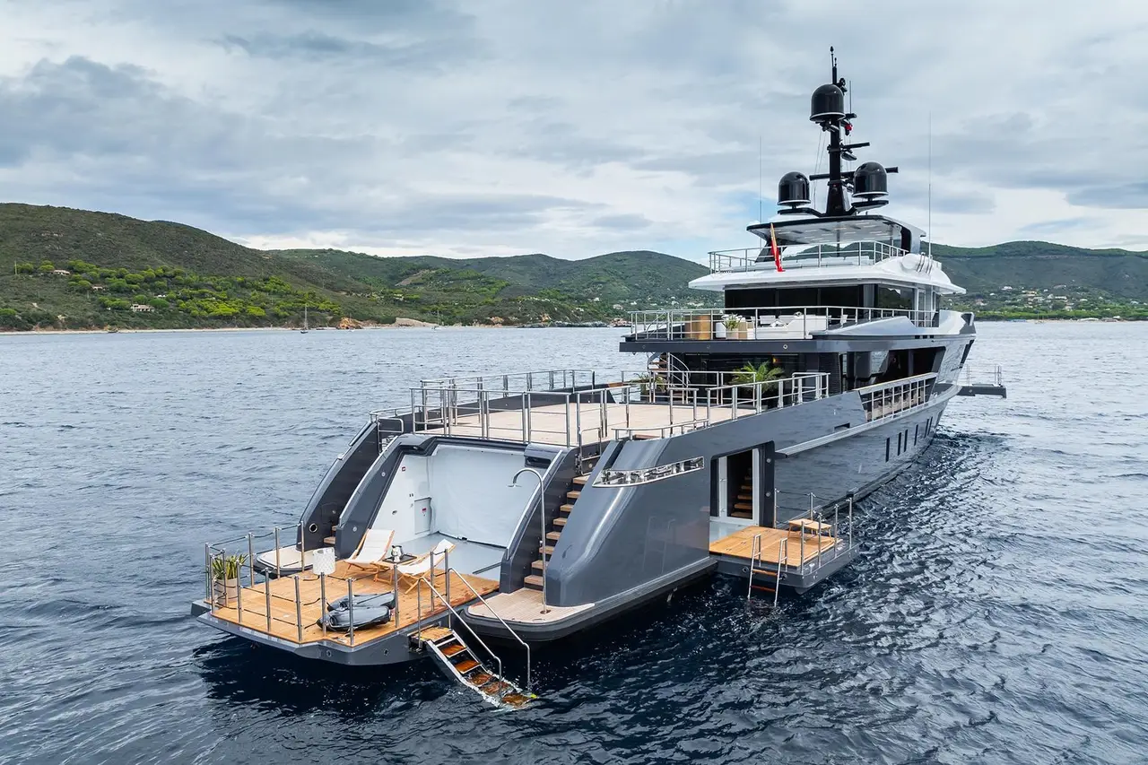 M, pont principal — Saint Tropez Yacht Rental, Saint-Tropez. M — 47m