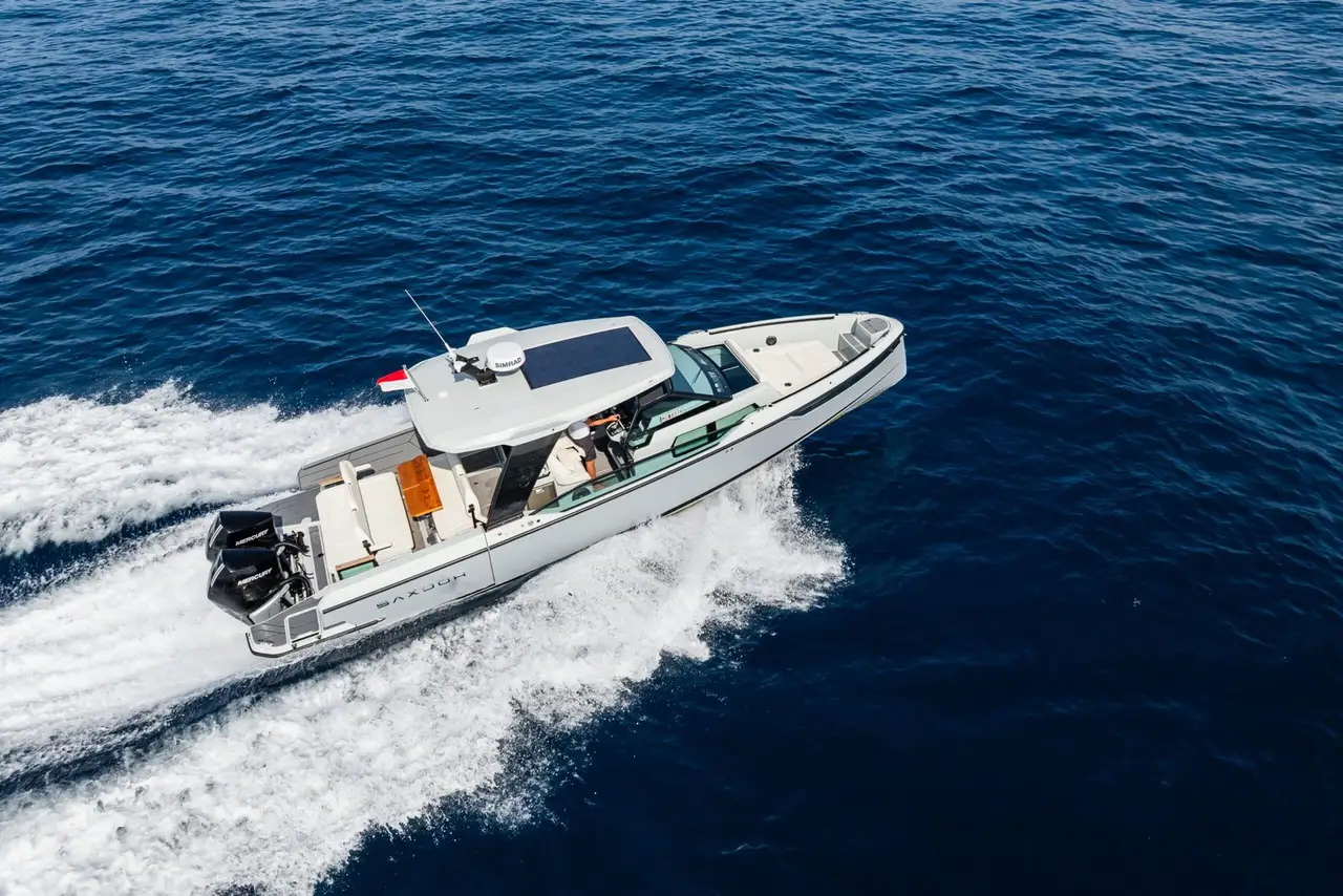 Saxdor 320, pont arrière — Saint Tropez Yacht Rental, Saint-Tropez. Saxdor 320 — 10m