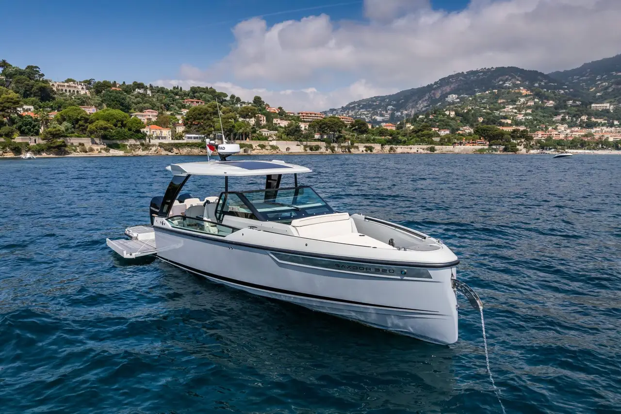 Saxdor 320, cabine principale — Saint Tropez Yacht Rental, Saint-Tropez. Saxdor 320 — 10m