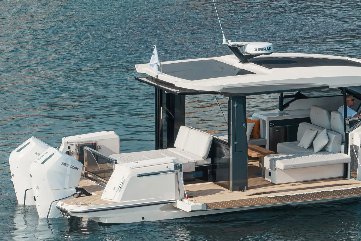 Saxdor 400 GTO, pont arrière — Saint Tropez Yacht Rental, Saint-Tropez. Saxdor 400 GTO — 12.4m