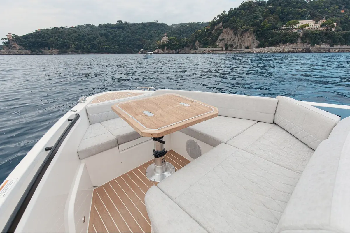 Saxdor 400 GTO, salon — Saint Tropez Yacht Rental, Saint-Tropez. Saxdor 400 GTO — 12.4m