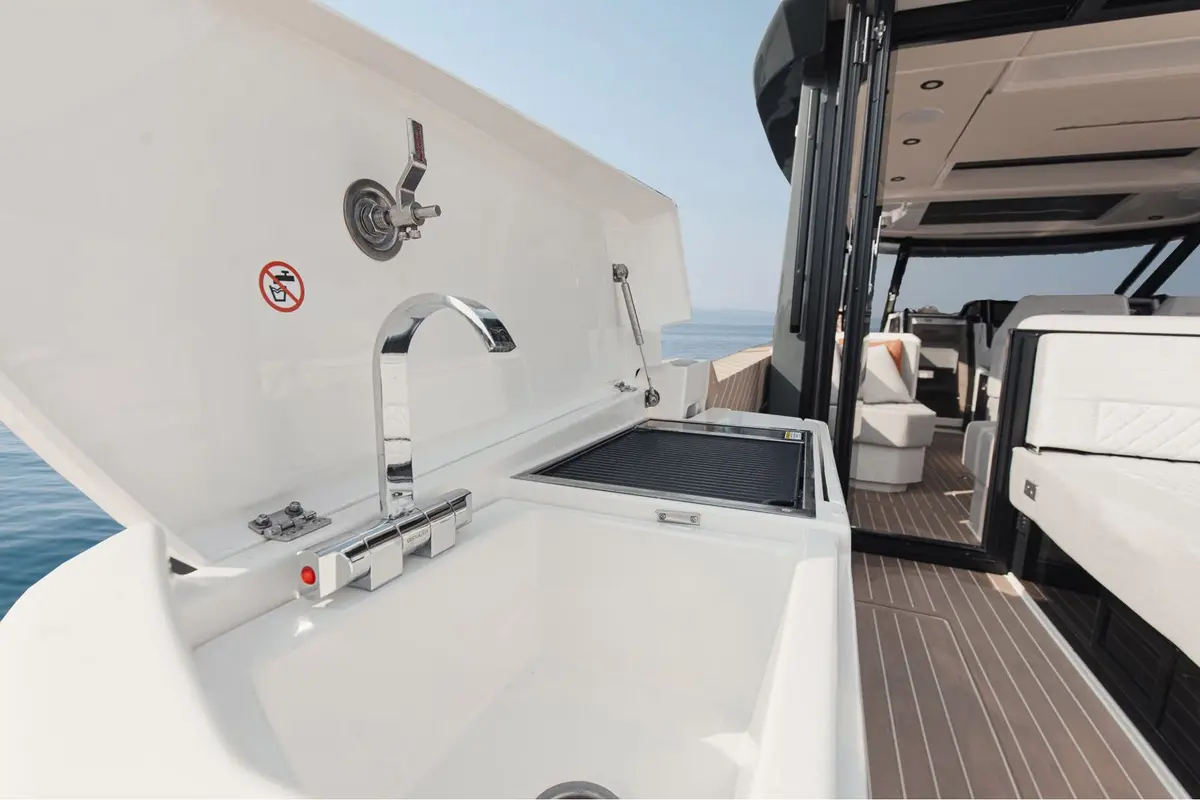 Saxdor 400 GTO, flybridge — Saint Tropez Yacht Rental, Saint-Tropez. Saxdor 400 GTO — 12.4m