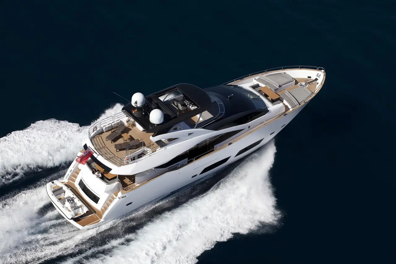 Sunseeker 28, pont arrière — Saint Tropez Yacht Rental, Saint-Tropez. Sunseeker 28 — 28m
