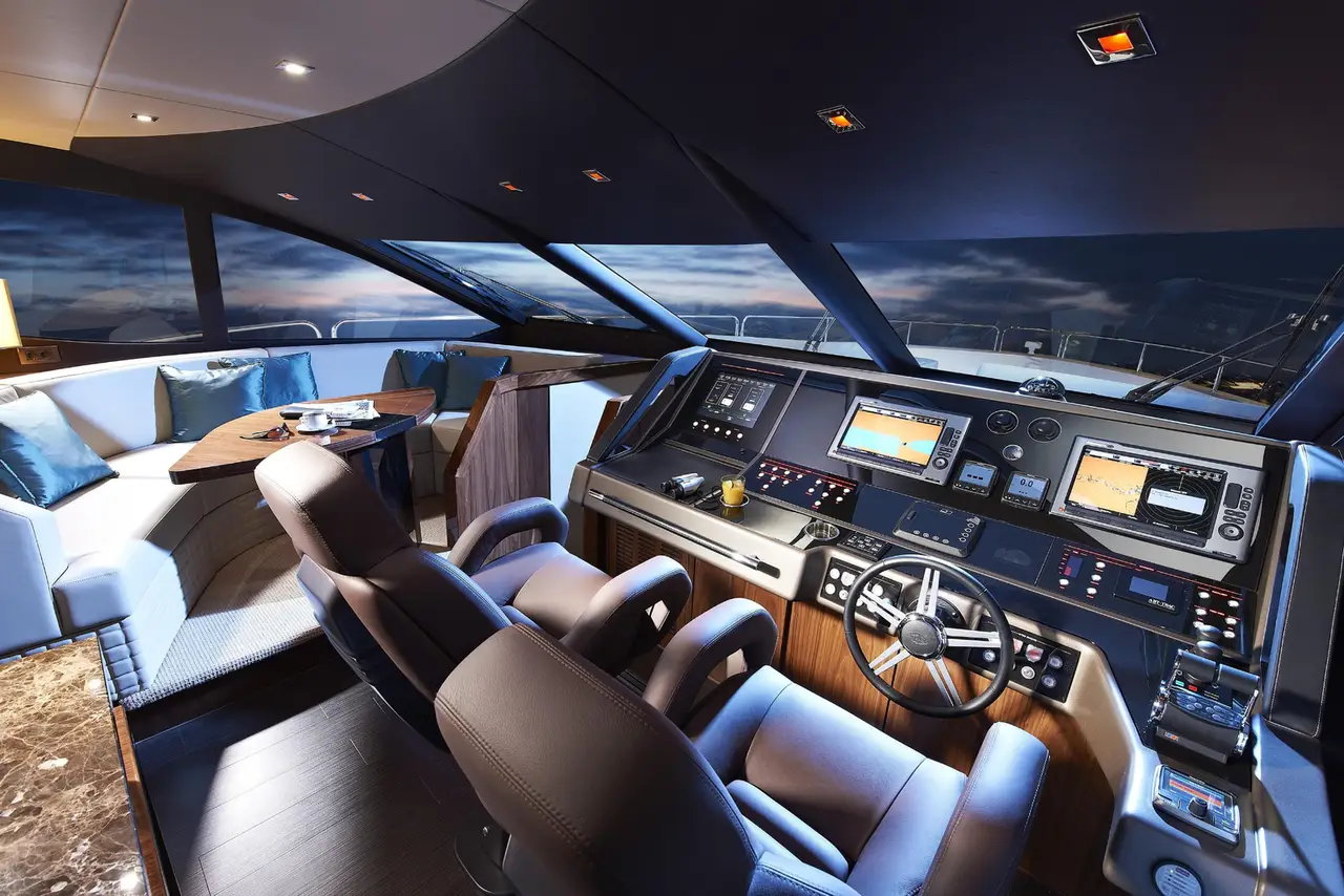 Sunseeker 28, salon — Saint Tropez Yacht Rental, Saint-Tropez. Sunseeker 28 — 28m