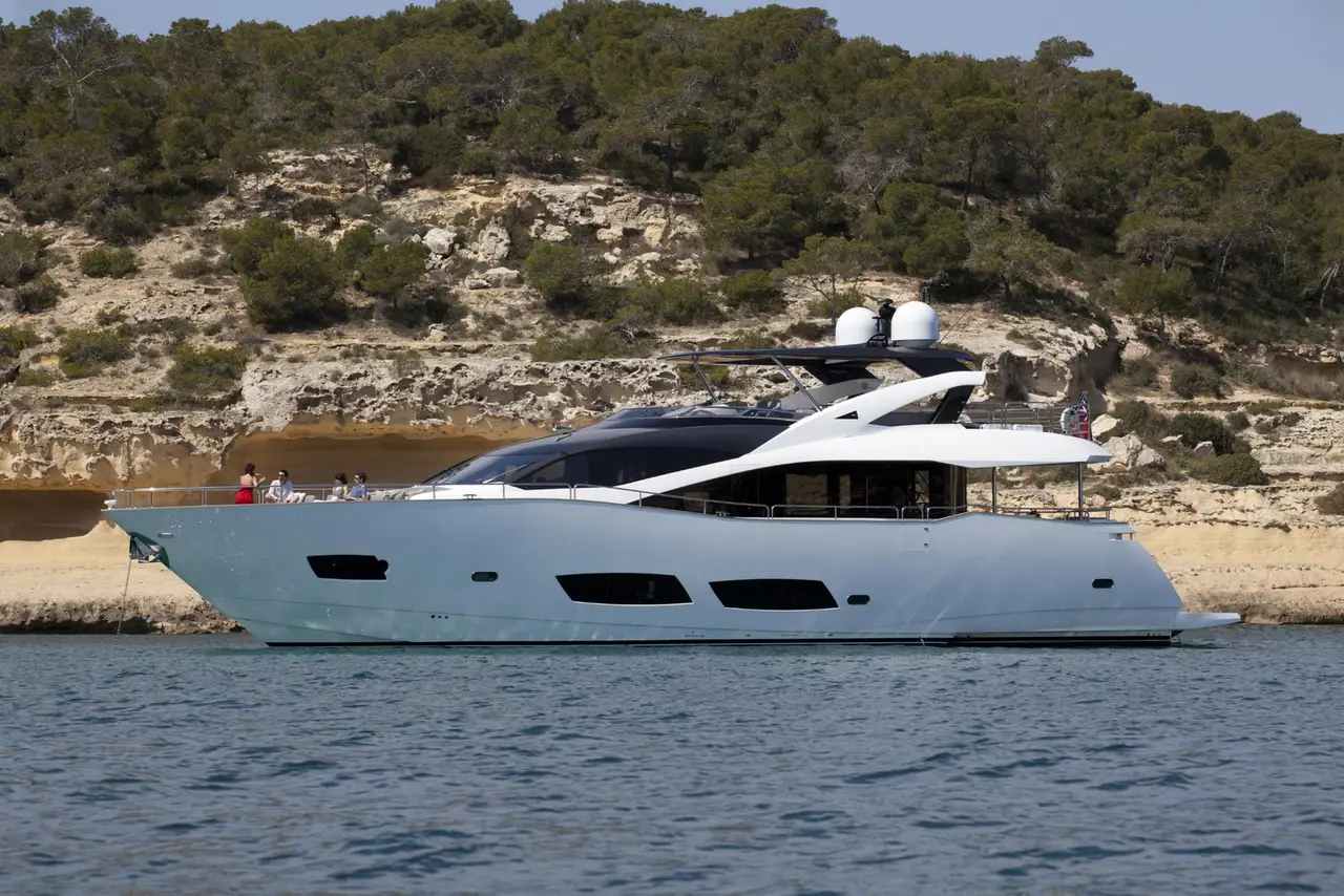 Sunseeker 28, cabine principale — Saint Tropez Yacht Rental, Saint-Tropez. Sunseeker 28 — 28m
