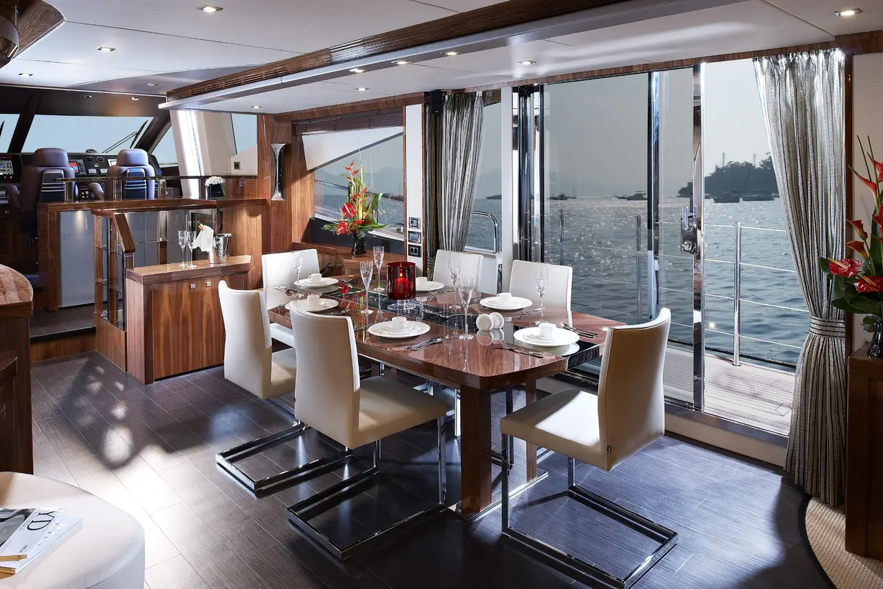 Sunseeker 28, flybridge — Saint Tropez Yacht Rental, Saint-Tropez. Sunseeker 28 — 28m