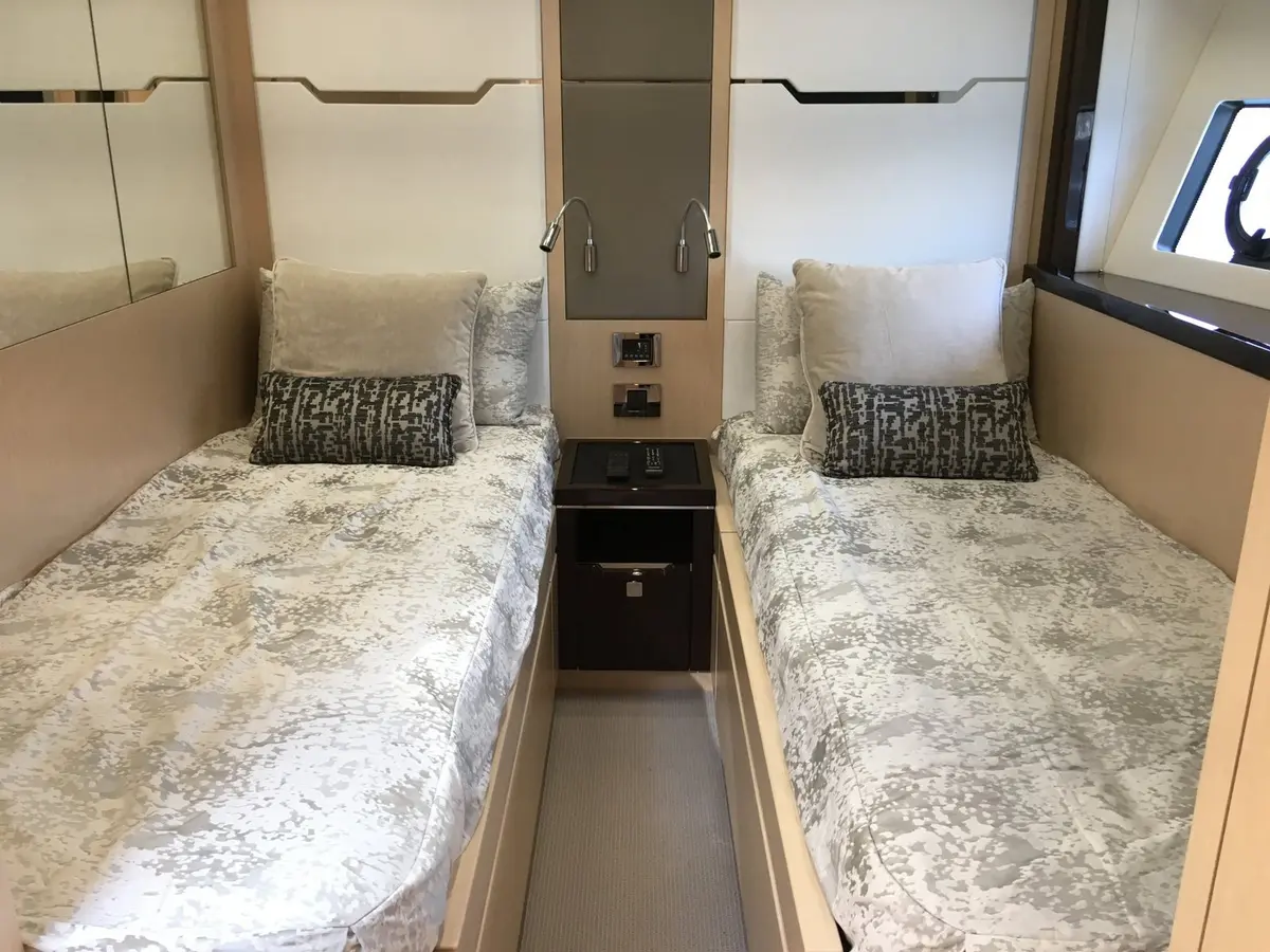 Sunseeker 68, extérieur — Saint Tropez Yacht Rental, Saint-Tropez. Sunseeker 68 — 22m