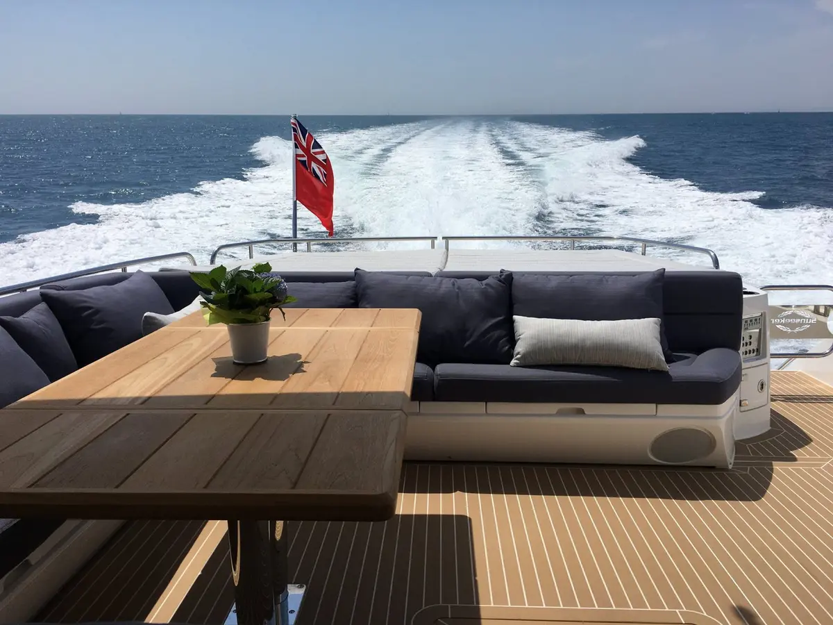 Sunseeker 68, pont arrière — Saint Tropez Yacht Rental, Saint-Tropez. Sunseeker 68 — 22m