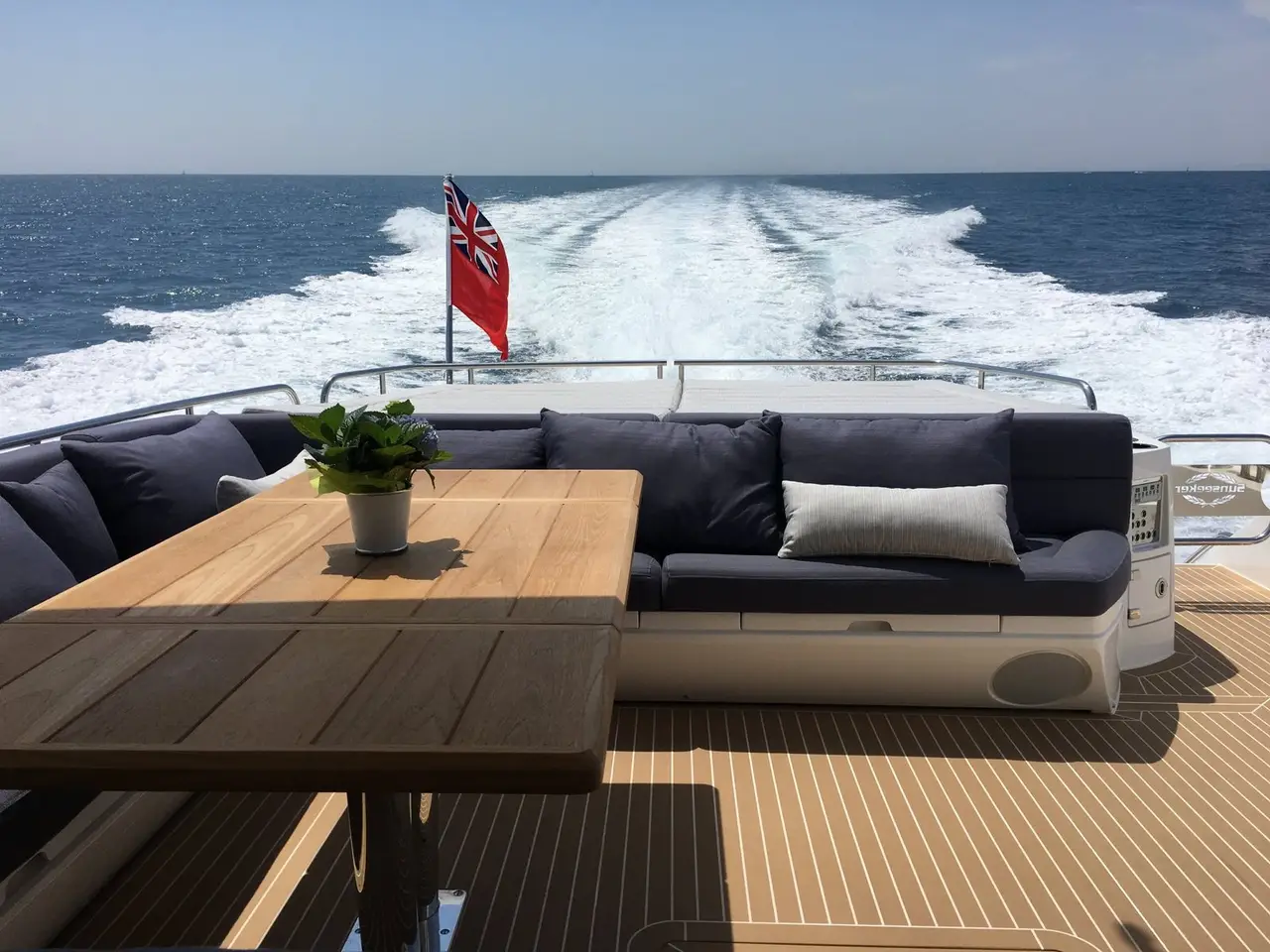 Sunseeker 68, pont arrière — Saint Tropez Yacht Rental, Saint-Tropez. Sunseeker 68 — 22m