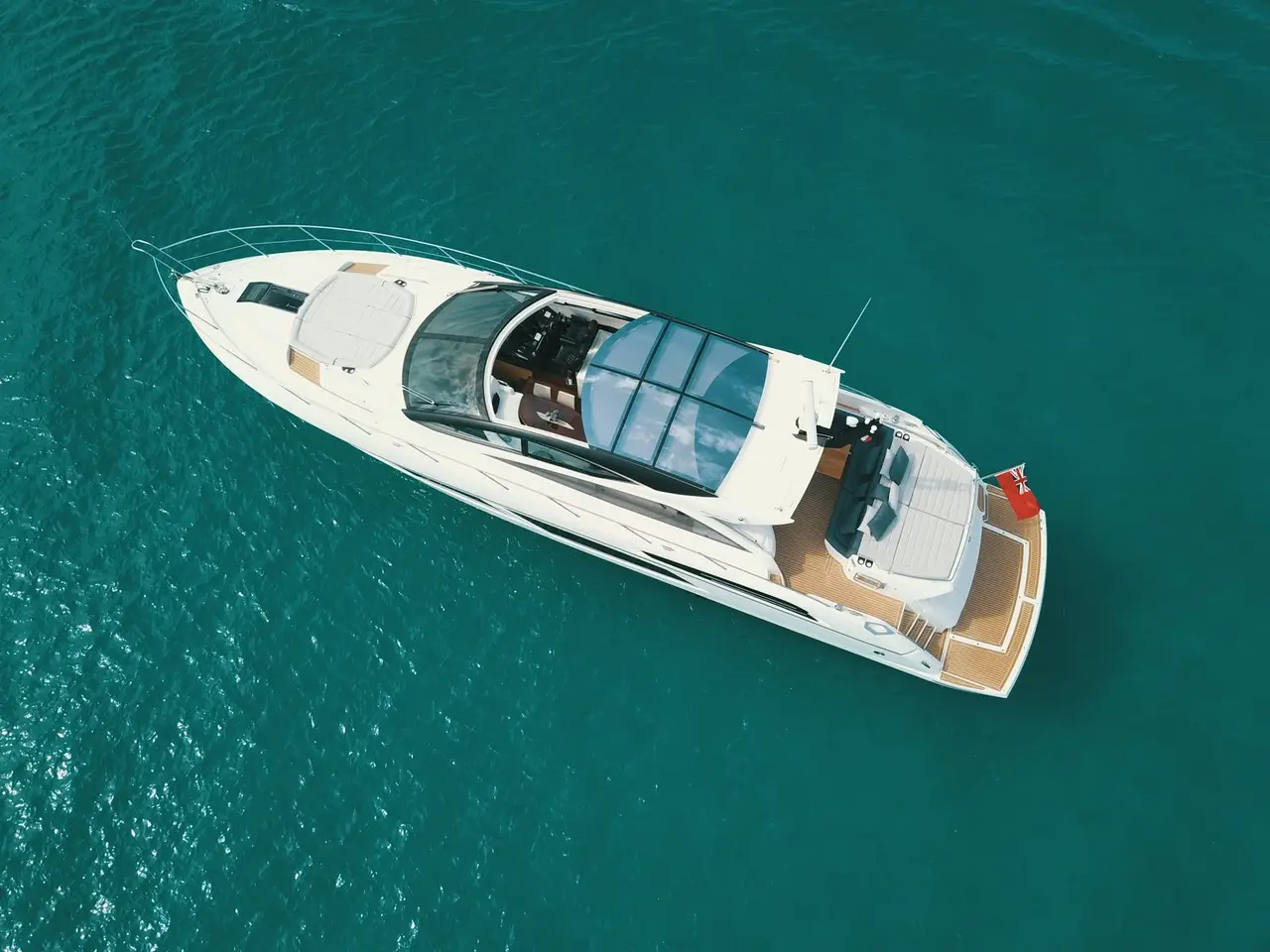 Sunseeker 68, salon — Saint Tropez Yacht Rental, Saint-Tropez. Sunseeker 68 — 22m