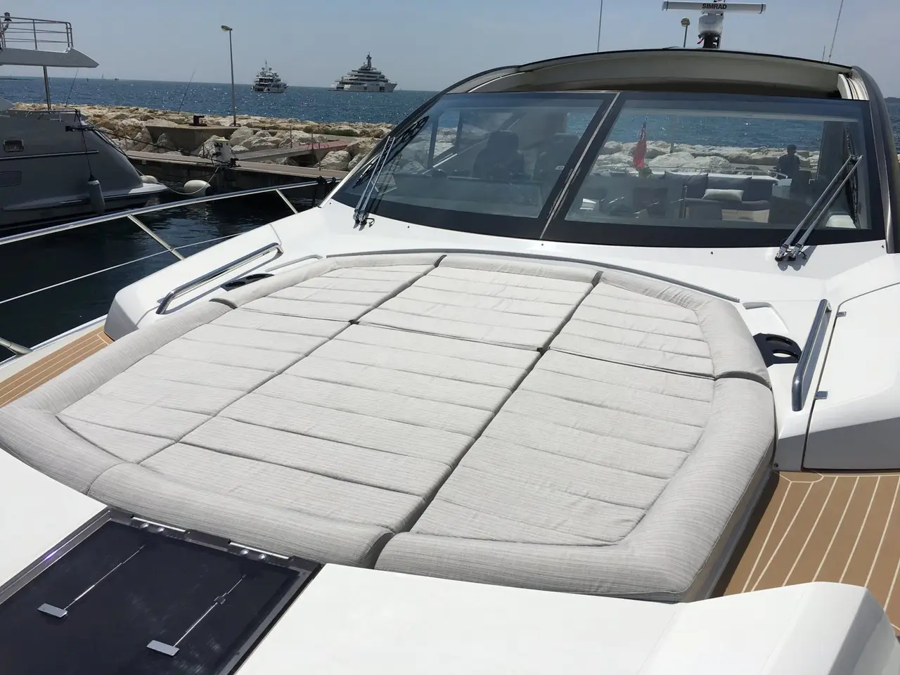 Sunseeker 68, cabine principale — Saint Tropez Yacht Rental, Saint-Tropez. Sunseeker 68 — 22m