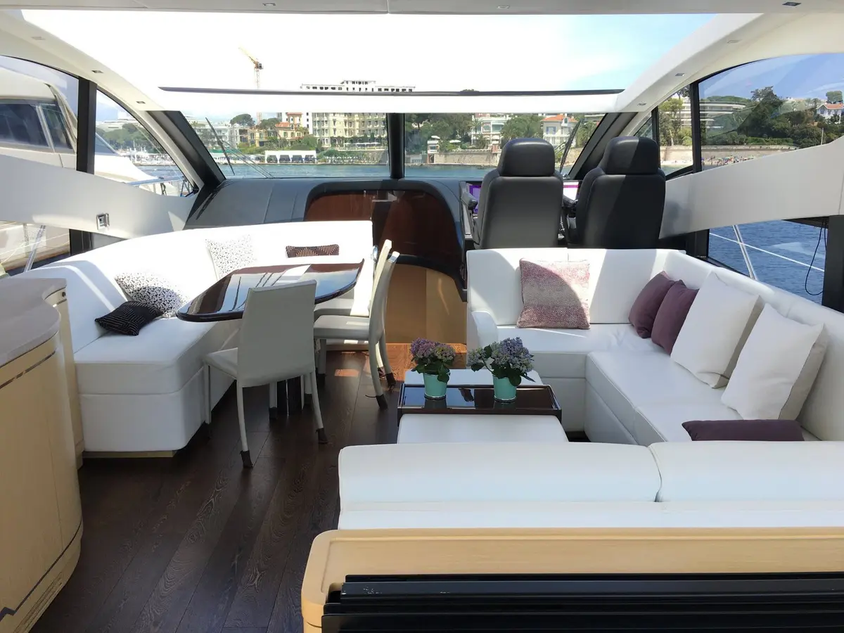 Sunseeker 68, flybridge — Saint Tropez Yacht Rental, Saint-Tropez. Sunseeker 68 — 22m