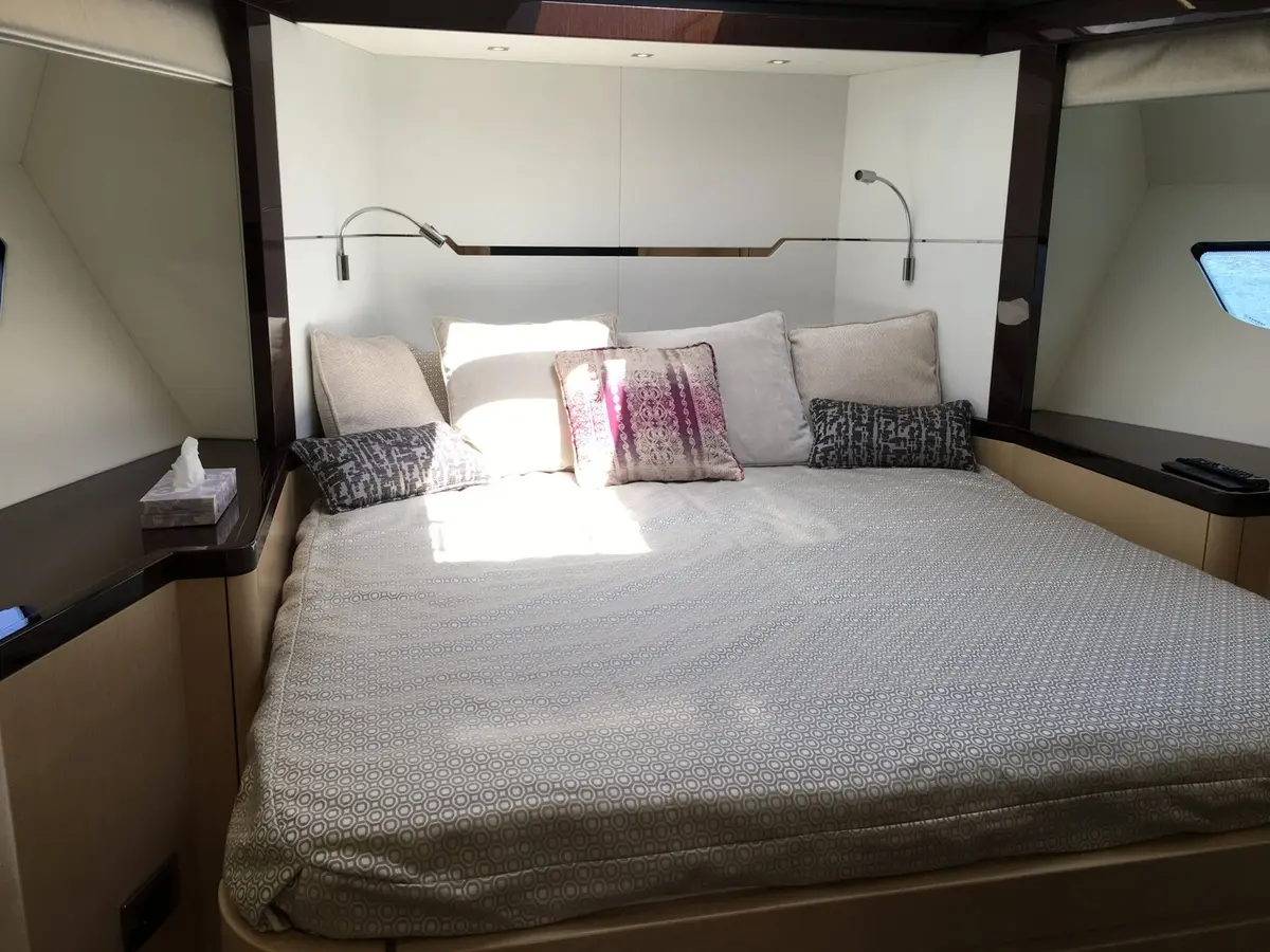 Sunseeker 68, extérieur — Saint Tropez Yacht Rental, Saint-Tropez. Sunseeker 68 — 22m