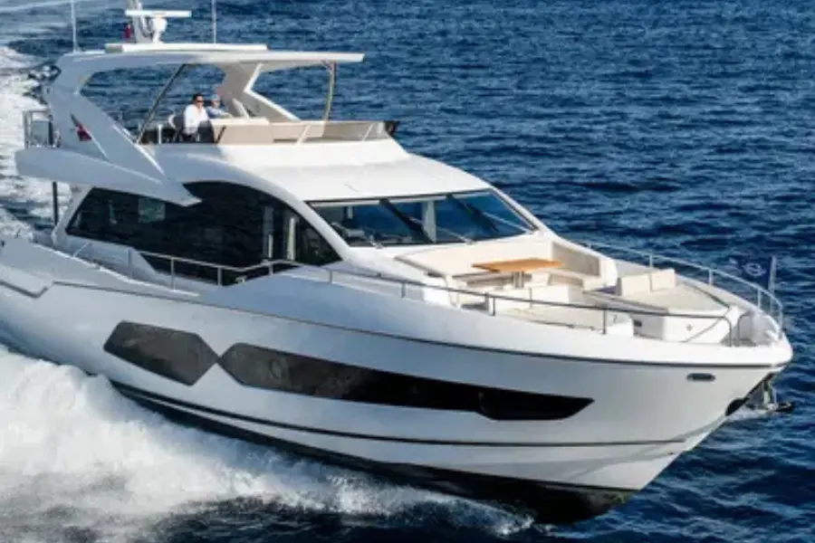 Sunseeker 76, extérieur — Saint Tropez Yacht Rental, Saint-Tropez. Sunseeker 76 — 23m