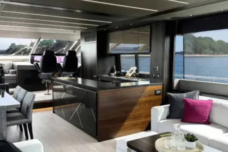Sunseeker 76, pont principal — Saint Tropez Yacht Rental, Saint-Tropez. Sunseeker 76 — 23m