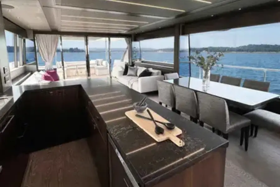 Sunseeker 76, pont arrière — Saint Tropez Yacht Rental, Saint-Tropez. Sunseeker 76 — 23m