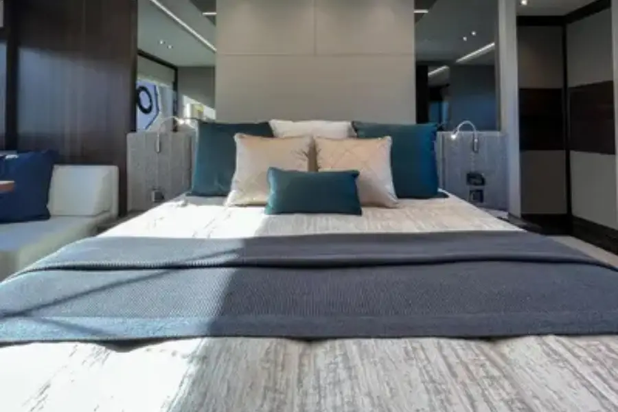 Sunseeker 76, salon — Saint Tropez Yacht Rental, Saint-Tropez. Sunseeker 76 — 23m