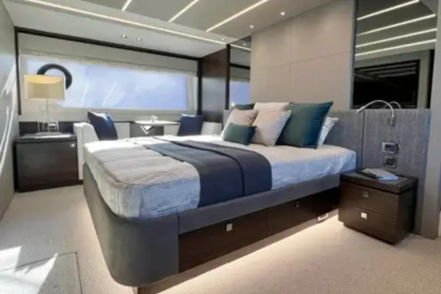 Sunseeker 76, cabine principale — Saint Tropez Yacht Rental, Saint-Tropez. Sunseeker 76 — 23m