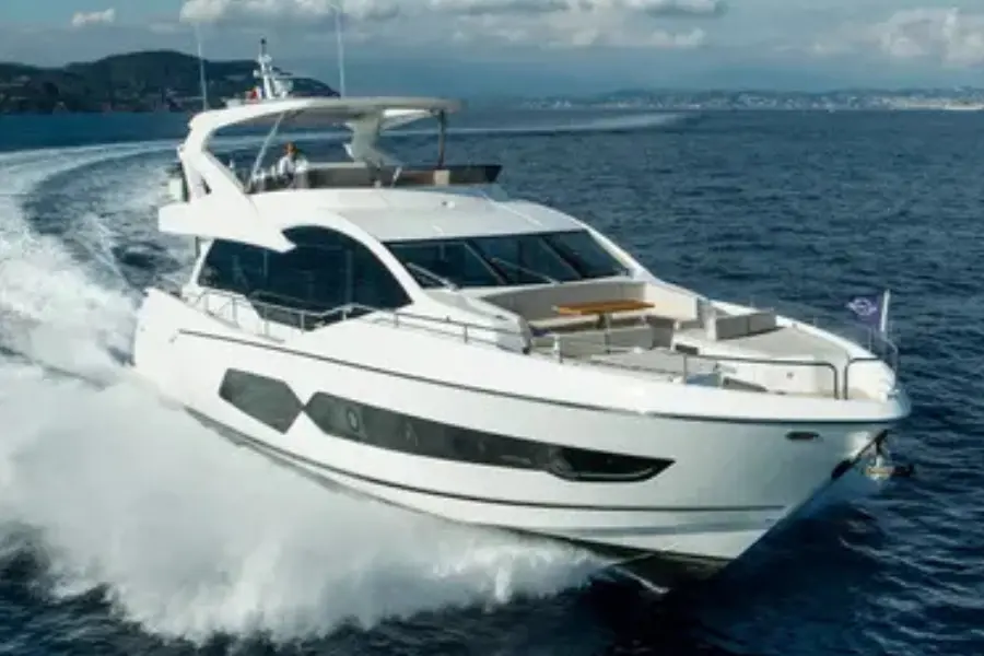 Sunseeker 76, flybridge — Saint Tropez Yacht Rental, Saint-Tropez. Sunseeker 76 — 23m