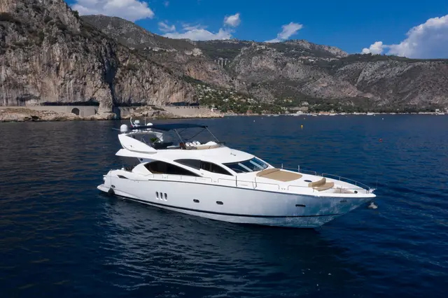 Sunseeker 82 — Saint Tropez Yacht Rental, Saint-Tropez