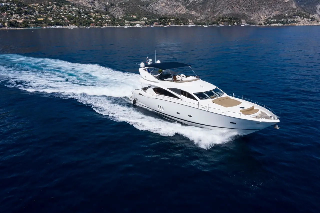 Sunseeker 82, pont principal — Saint Tropez Yacht Rental, Saint-Tropez. Sunseeker 82 — 26m