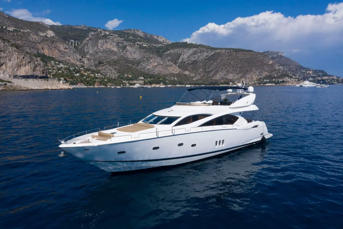 Sunseeker 82, pont arrière — Saint Tropez Yacht Rental, Saint-Tropez. Sunseeker 82 — 26m