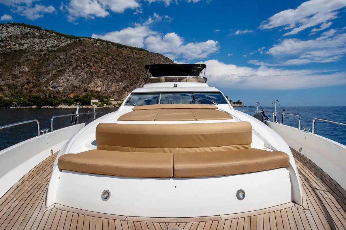 Sunseeker 82, salon — Saint Tropez Yacht Rental, Saint-Tropez. Sunseeker 82 — 26m