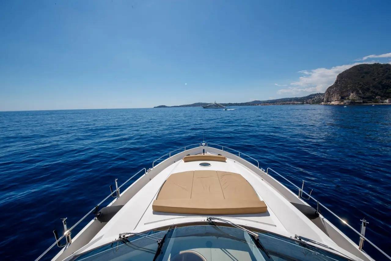 Sunseeker 82, cabine principale — Saint Tropez Yacht Rental, Saint-Tropez. Sunseeker 82 — 26m