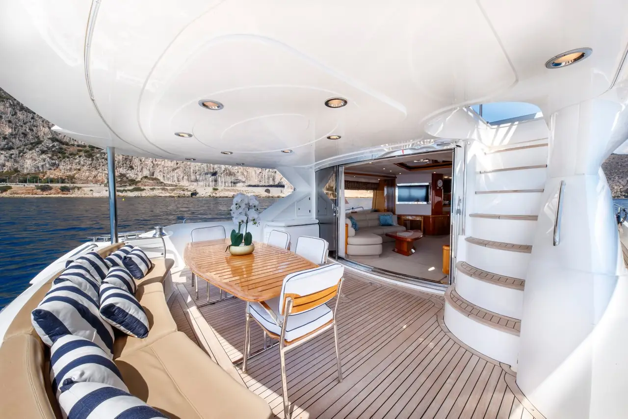 Sunseeker 82, flybridge — Saint Tropez Yacht Rental, Saint-Tropez. Sunseeker 82 — 26m