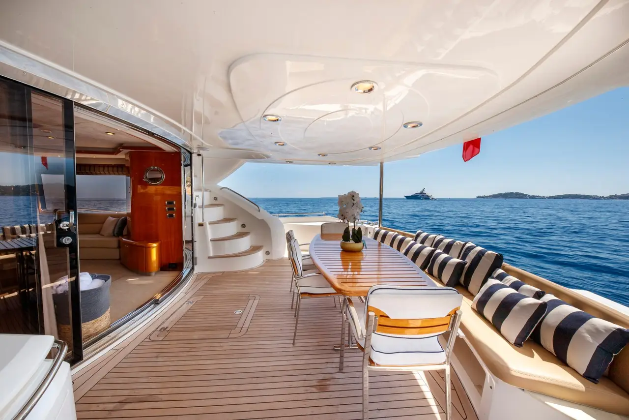 Sunseeker 82, extérieur — Saint Tropez Yacht Rental, Saint-Tropez. Sunseeker 82 — 26m