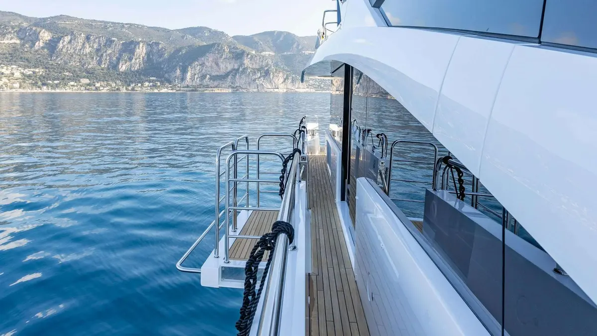 Sunseeker 86, salon — Saint Tropez Yacht Rental, Saint-Tropez. Sunseeker 86 — 3m