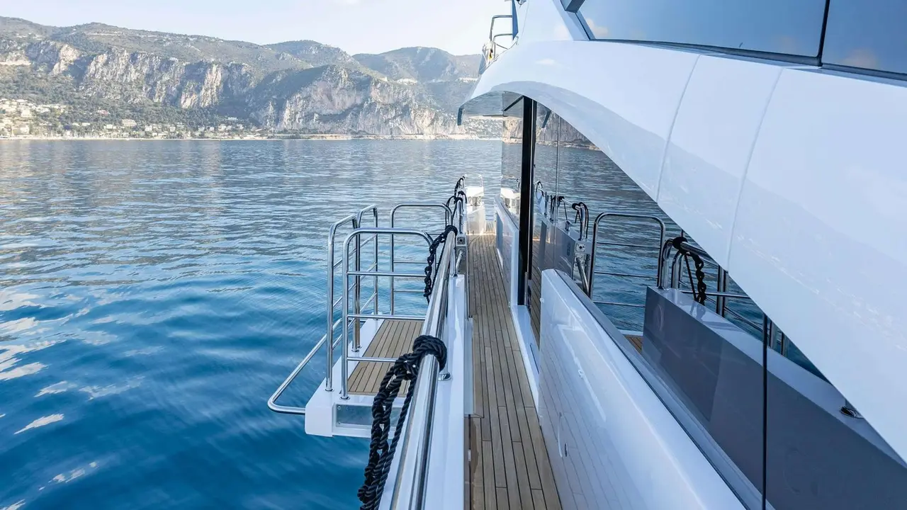 Sunseeker 86, salon — Saint Tropez Yacht Rental, Saint-Tropez. Sunseeker 86 — 3m