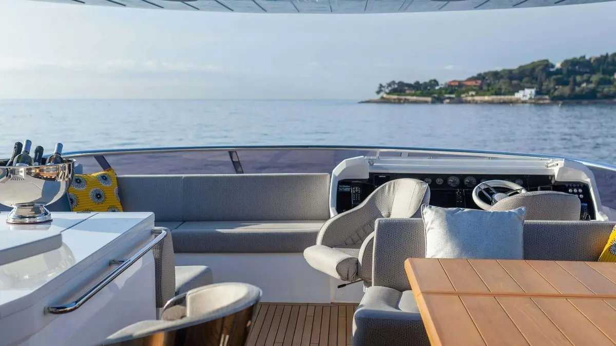 Sunseeker 86, flybridge — Saint Tropez Yacht Rental, Saint-Tropez. Sunseeker 86 — 3m