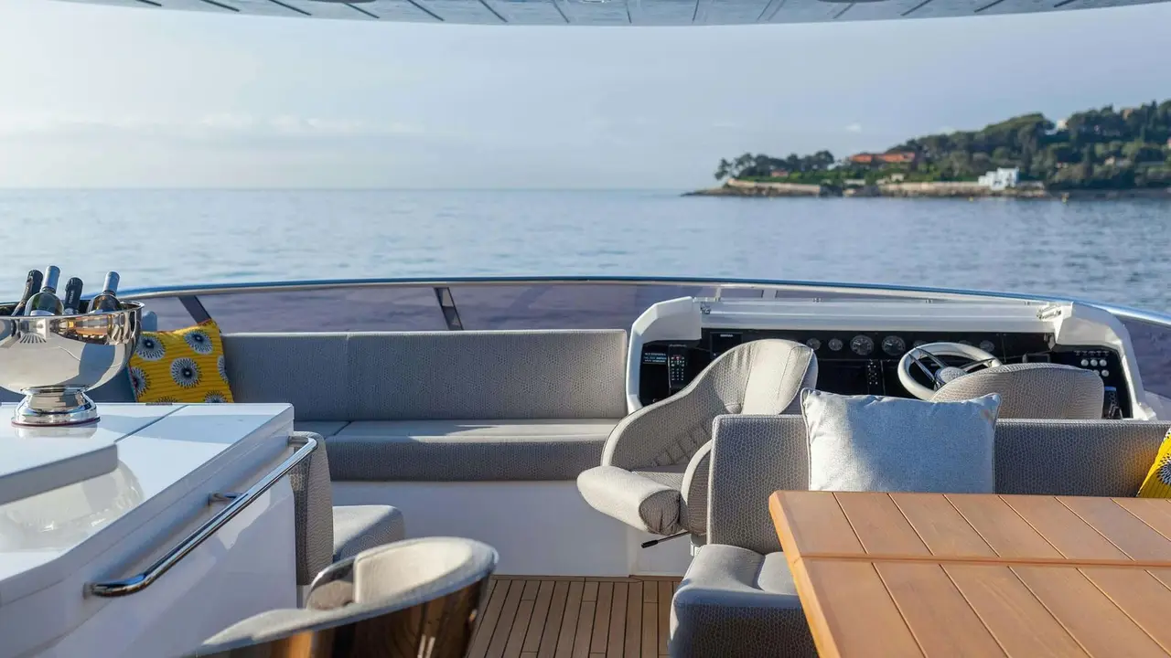 Sunseeker 86, extérieur — Saint Tropez Yacht Rental, Saint-Tropez. Sunseeker 86 — 3m