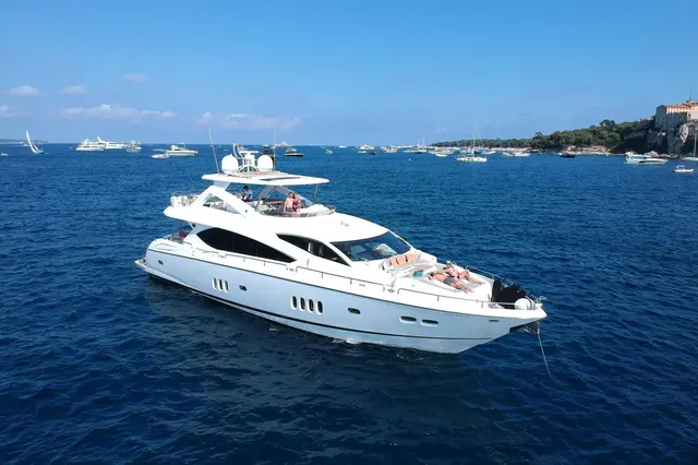 Sunseeker 88 — Saint Tropez Yacht Rental, Saint-Tropez