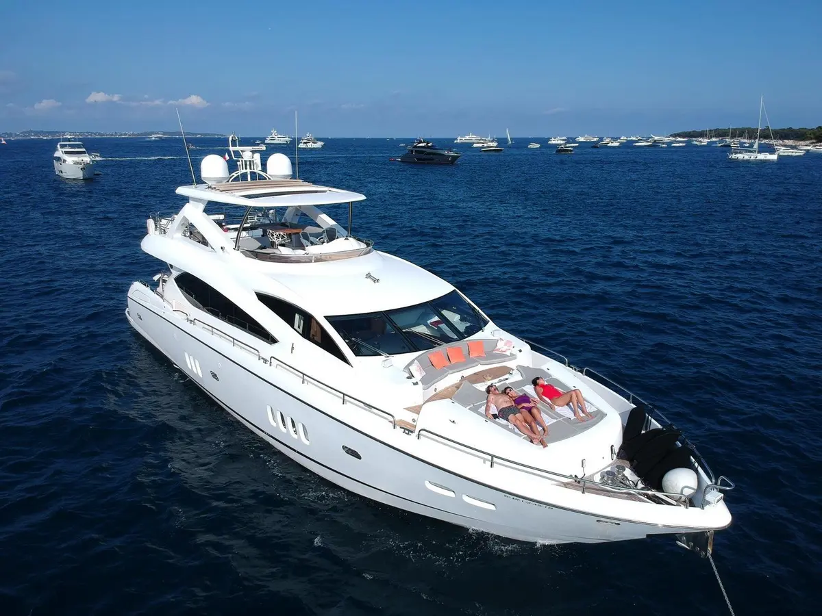 Sunseeker 88, extérieur — Saint Tropez Yacht Rental, Saint-Tropez. Sunseeker 88 — 27m