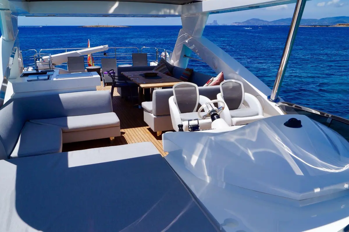 Sunseeker 88, pont arrière — Saint Tropez Yacht Rental, Saint-Tropez. Sunseeker 88 — 27m