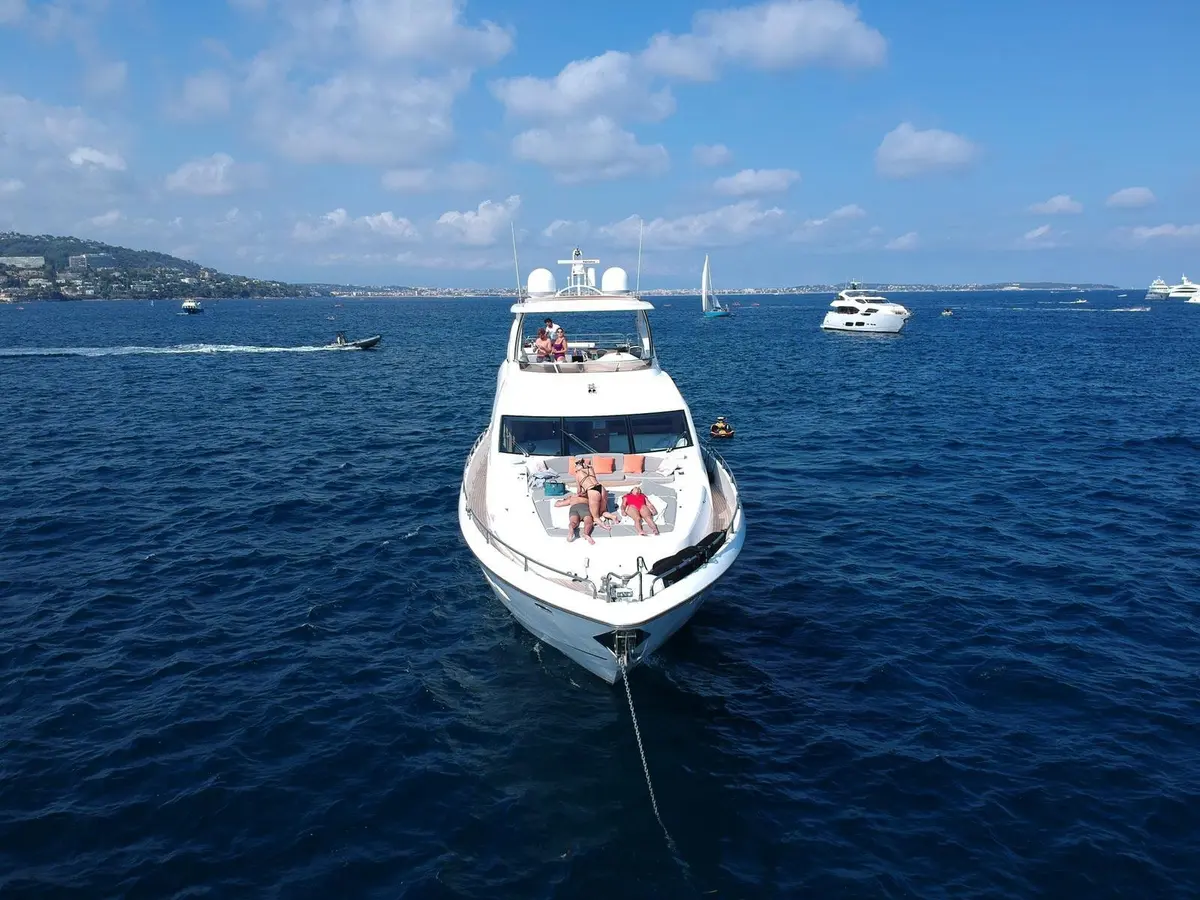 Sunseeker 88, salon — Saint Tropez Yacht Rental, Saint-Tropez. Sunseeker 88 — 27m