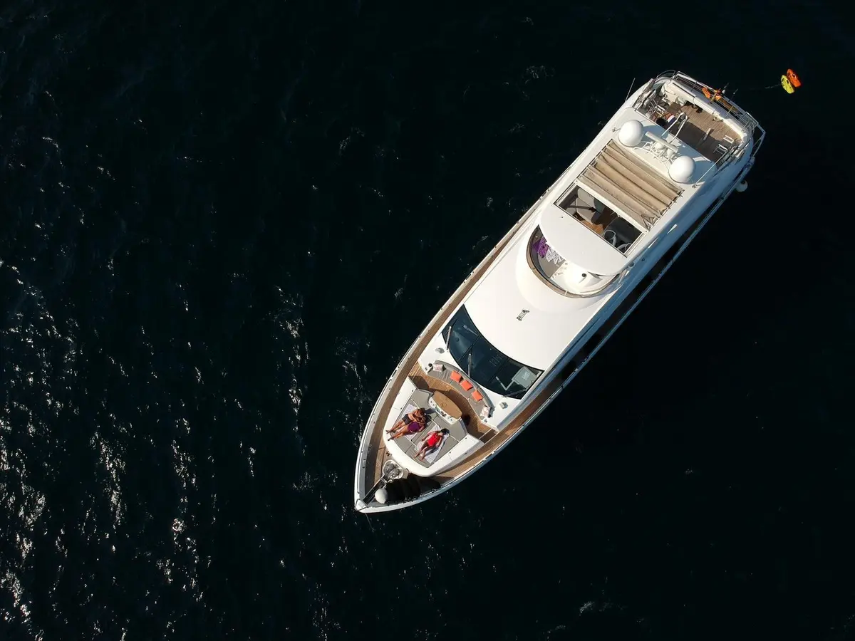 Sunseeker 88, cabine principale — Saint Tropez Yacht Rental, Saint-Tropez. Sunseeker 88 — 27m