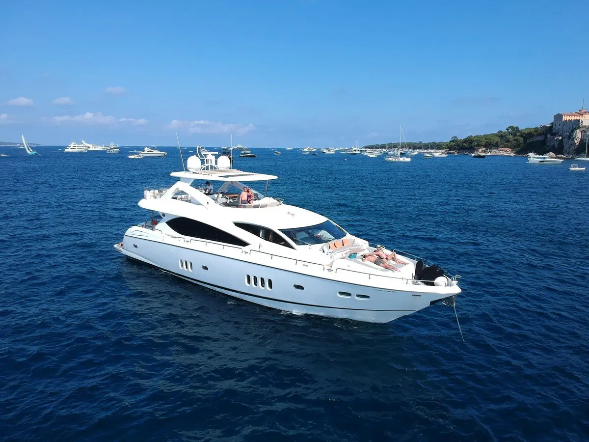 Sunseeker 88, flybridge — Saint Tropez Yacht Rental, Saint-Tropez. Sunseeker 88 — 27m