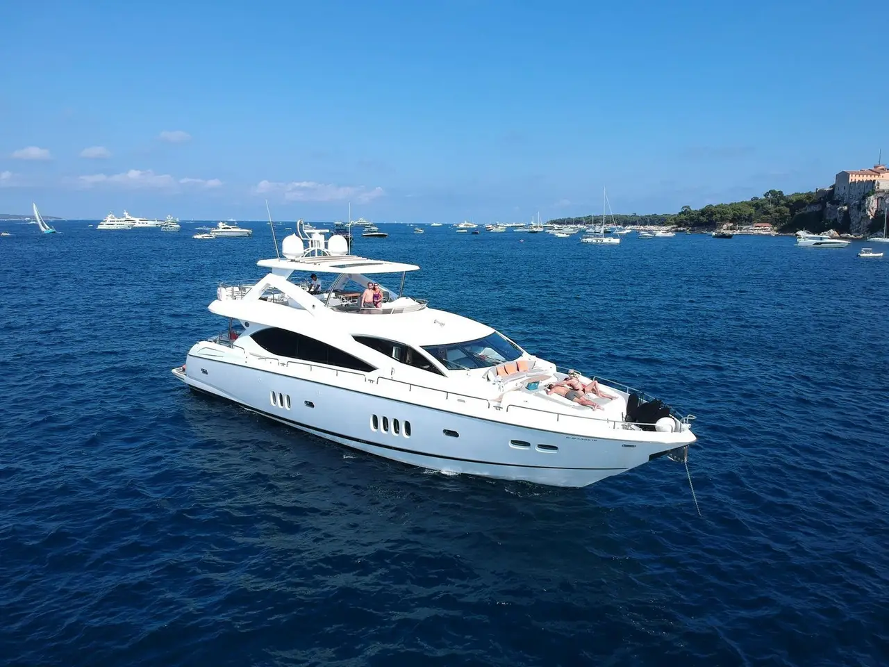 Sunseeker 88, flybridge — Saint Tropez Yacht Rental, Saint-Tropez. Sunseeker 88 — 27m