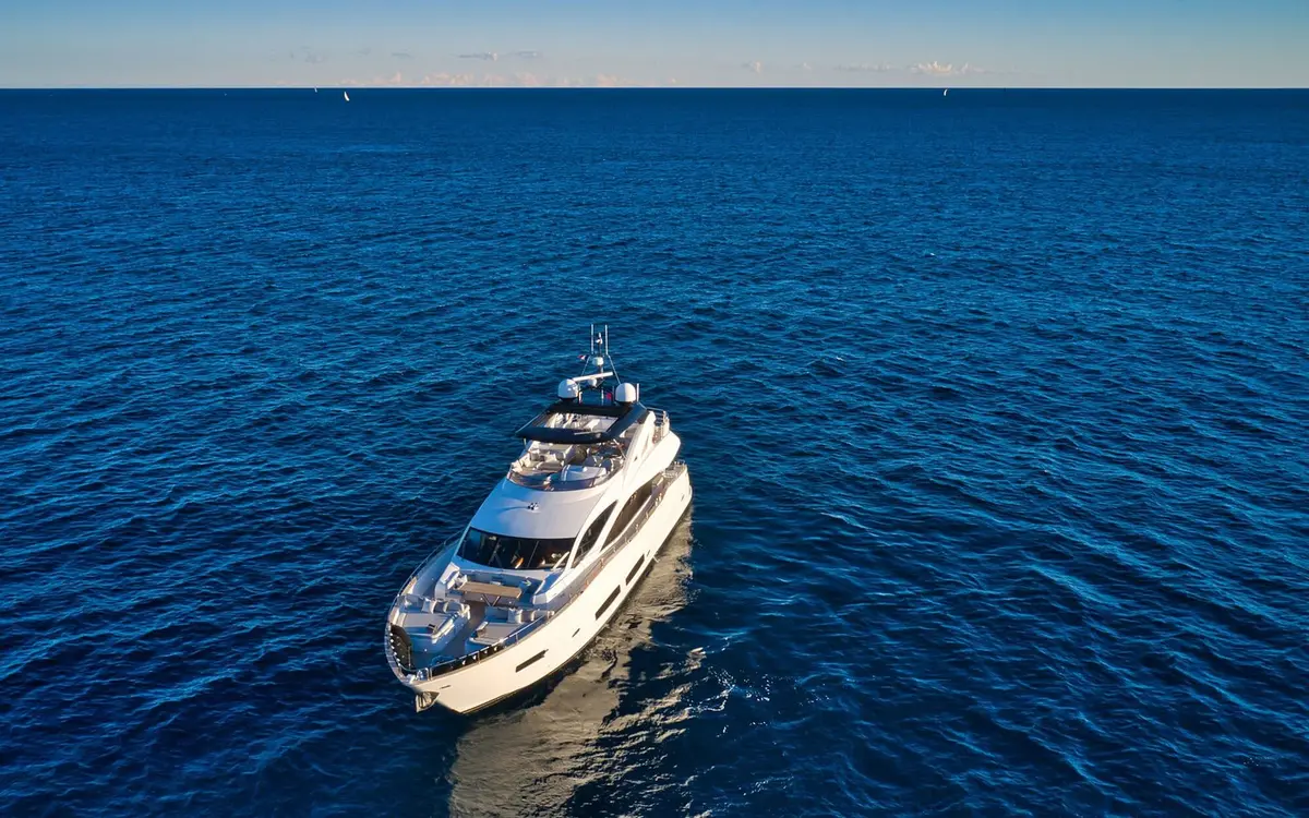 Sunseeker 90, pont arrière — Saint Tropez Yacht Rental, Saint-Tropez. Sunseeker 90 — 28m