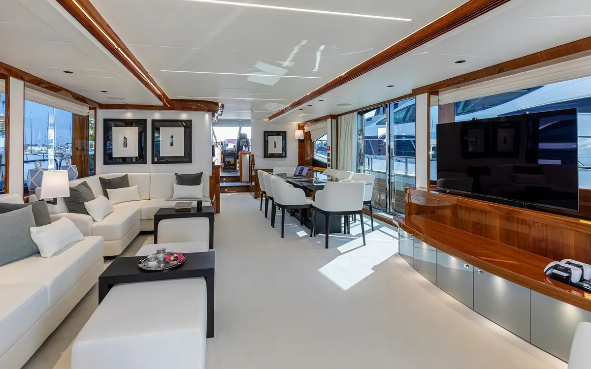 Sunseeker 90, salon — Saint Tropez Yacht Rental, Saint-Tropez. Sunseeker 90 — 28m