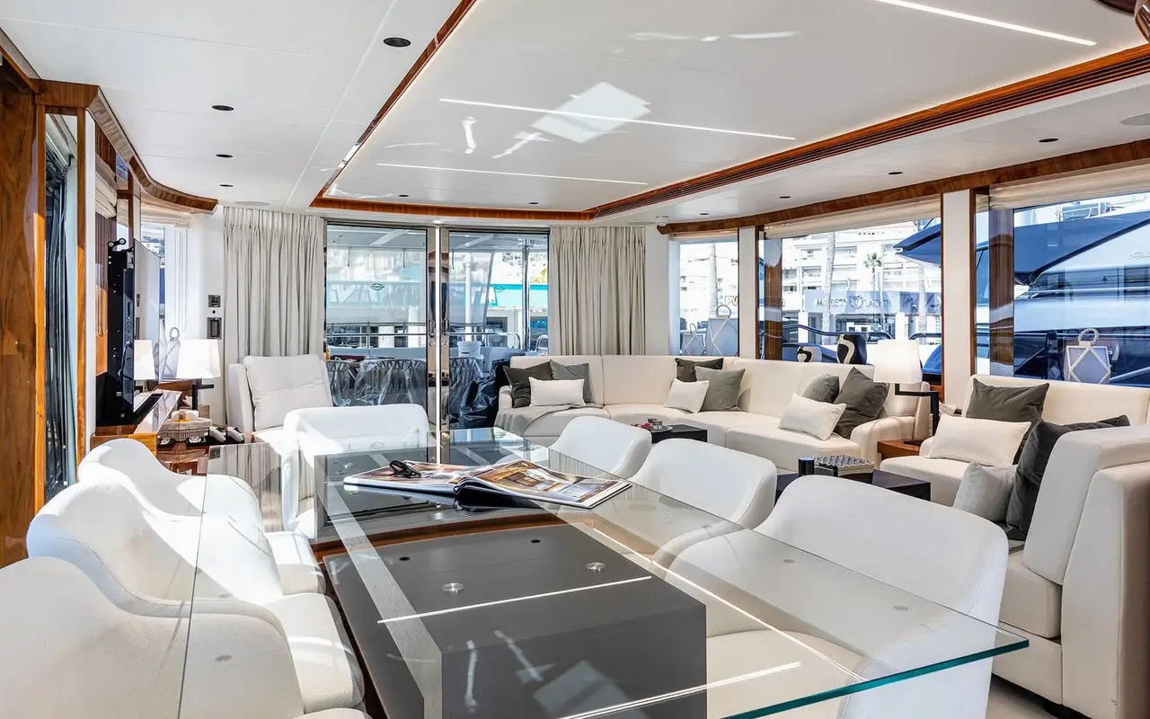 Sunseeker 90, cabine principale — Saint Tropez Yacht Rental, Saint-Tropez. Sunseeker 90 — 28m