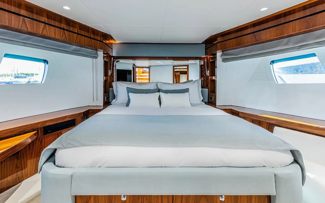 Sunseeker 90, flybridge — Saint Tropez Yacht Rental, Saint-Tropez. Sunseeker 90 — 28m