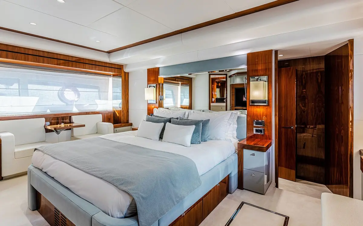 Sunseeker 90, extérieur — Saint Tropez Yacht Rental, Saint-Tropez. Sunseeker 90 — 28m